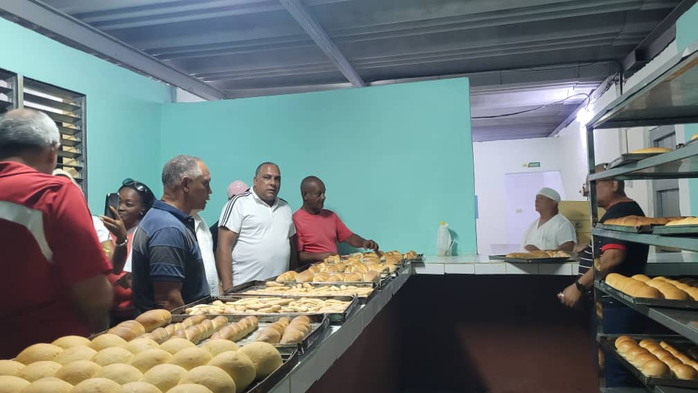 La inauguración de una nueva panadería en la comunidad de Micro 3 del centro urbano Abel Santamaría, responde a una de las necesidades planteadas por la población.
#PorCubaJuntosCreamos 
#SantiagoDeCuba