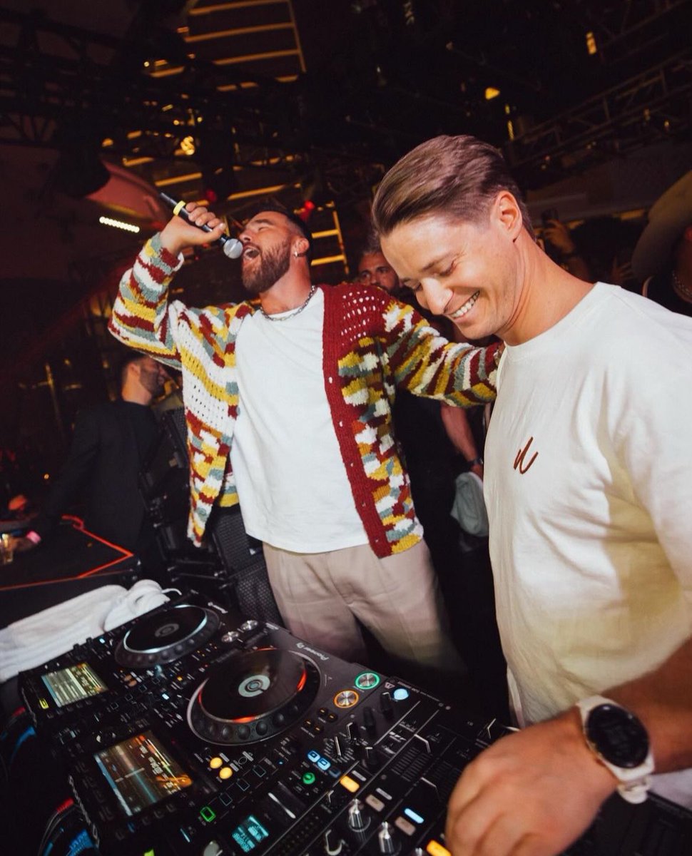 WHAT IF HES WRITTEN MINE ON MY UPPER THIGH ONLY IN MY MIIIIIIIIIIND