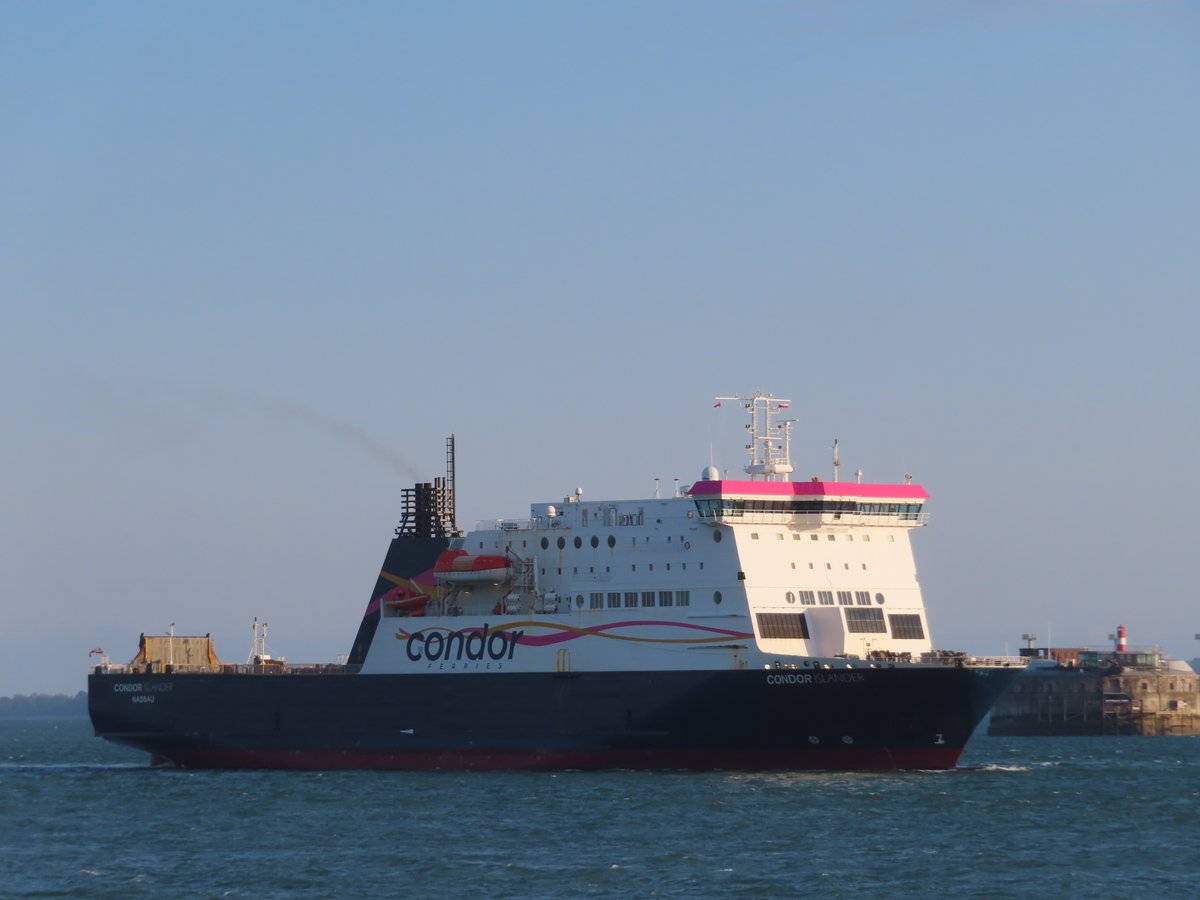 @Condor_Ferries Condor Islander coming into Portsmouth on the 28/4/2024. @mikesellersPIP @PortsmouthPort