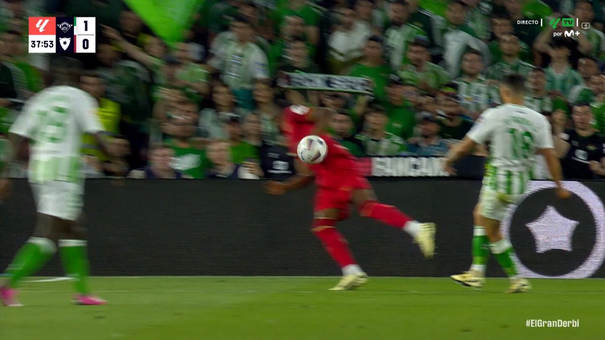 ArchivoVAR's tweet photo. 📺💥 El VAR se lavó las manos en el Real Betis - Sevilla.

👉🏻 Lukebakio toca el balón con la mano en posición natural y prácticamente pegada al cuerpo.

❌ NO ES PENALTI.

▪️ La mano cumple con dos puntos fundamentales para no ser punible. https://t.co/h1BN56nT98