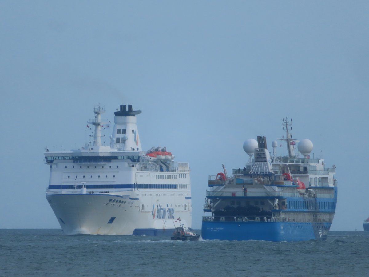 @BrittanyFerries Bretagne passing Ocean Albatros in the Solent on the 28/4/2024. @mikesellersPIP @PortsmouthPort