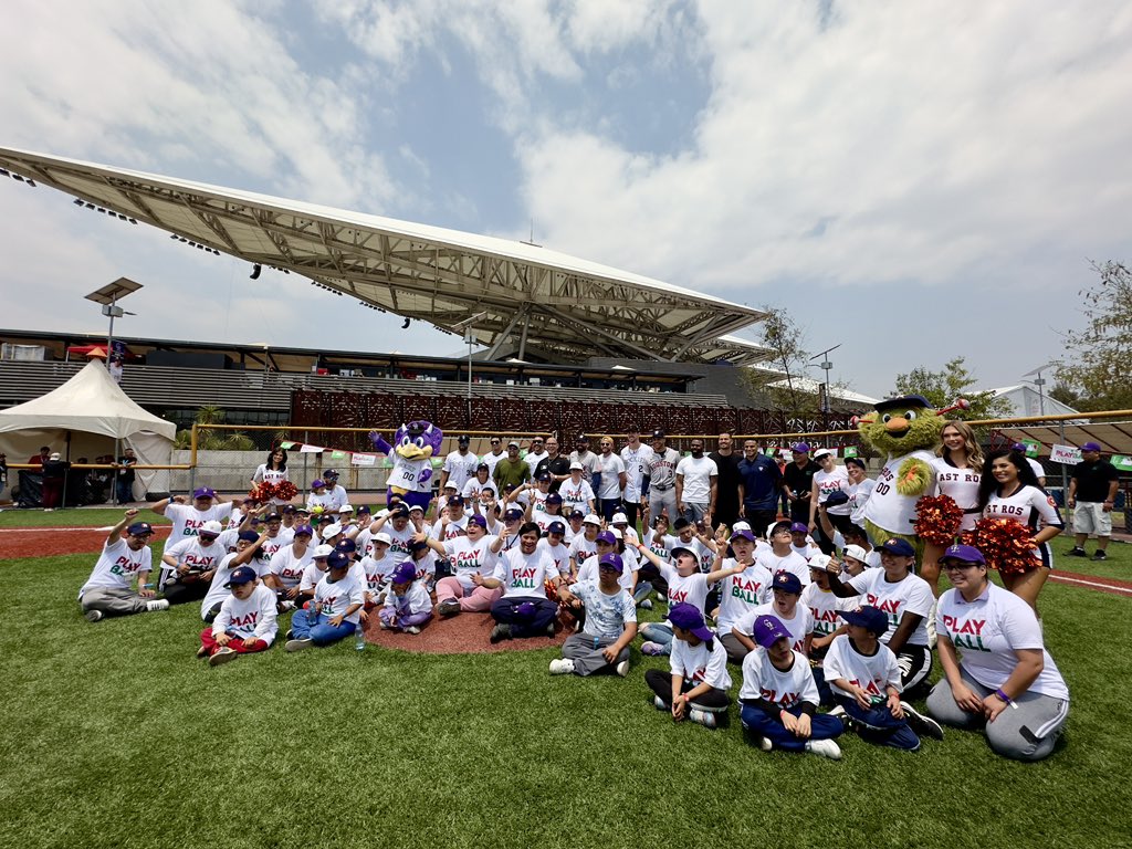 Estrellas de Grandes Ligas convivieron con niños de la Fundación John Langdon Down y representantes de @MLB hicieron un donativo a esta asociación filantrópica en el mini campo del #DiamantedeFuego 🏟️ #MexicoCitySeries