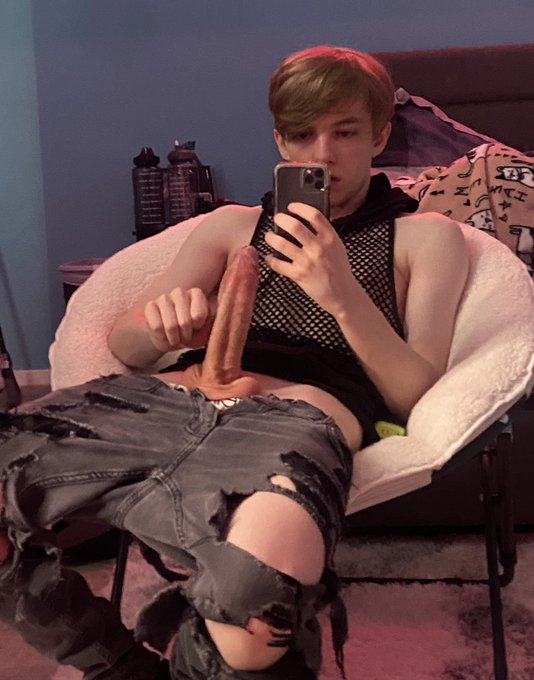 Suck it before we head out? 😈 https://t.co/kOExYQH4g2