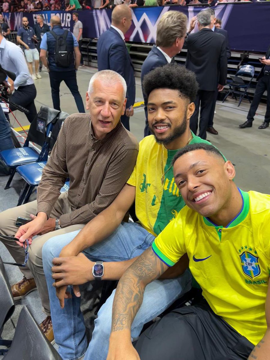 Petrovic, Caboclo e Yago estão acompanhando Marcelinho Huertas na grande decisão da Basketball Champions League! 🇧🇷