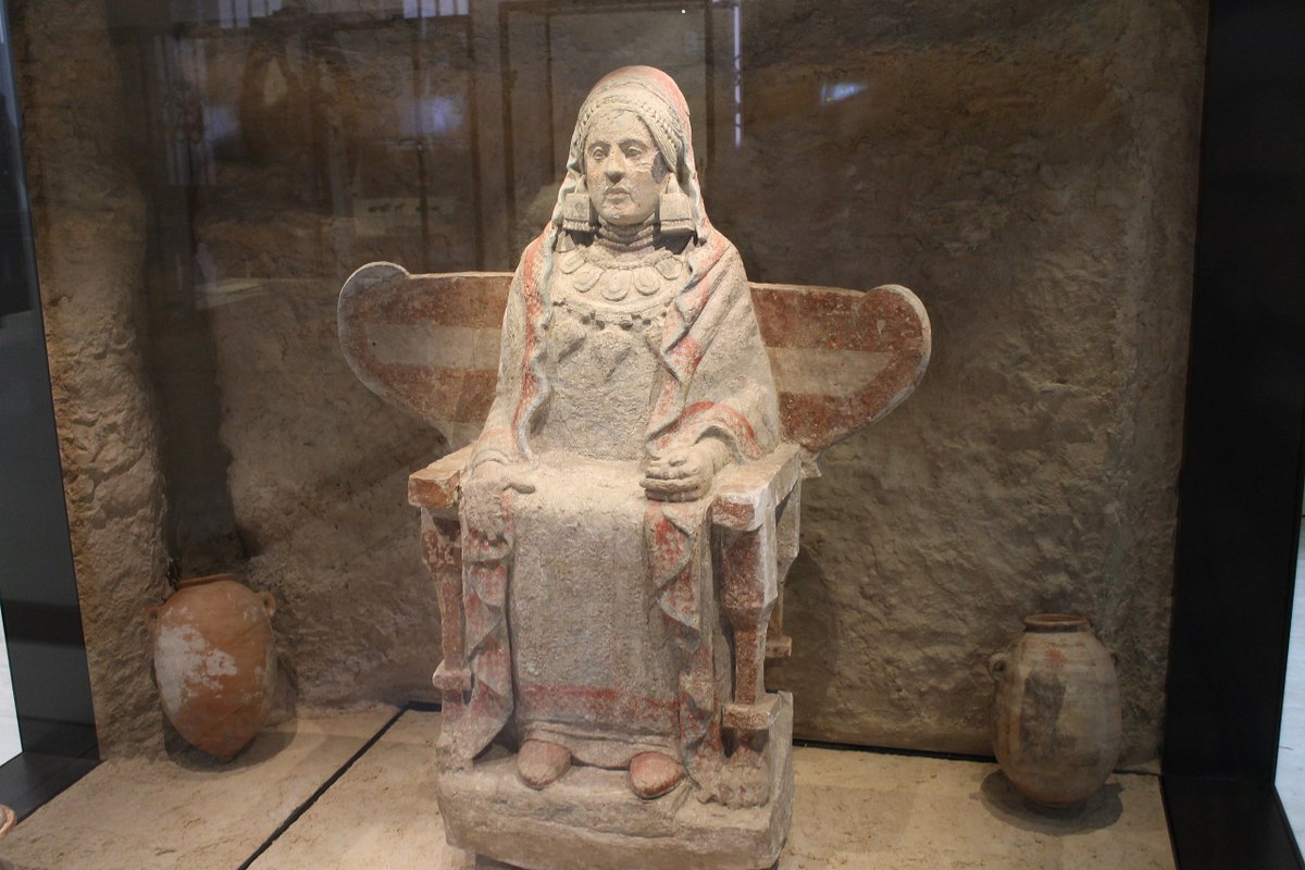 Una de las obras más importantes del arte íbero es la Dama de Baza, una escultura realizada en piedra caliza en la primera mitad del s. IV a.C. Fue hallada el 21 de julio en 1971 en una cámara funeraria en la necrópolis de Basti, situada cerca de la localidad granadina de Baza.