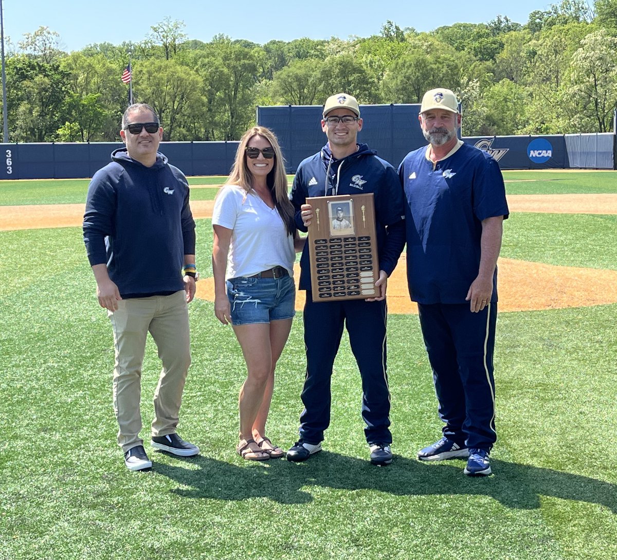 Prior to today’s game, @jarrettkorson15 was honored with the Warren Fulton Award. Jarrett was joined by his parents and head coach Gregg Ritchie on field during the award presentation. Congrats, Jarrett! #RaiseHigh