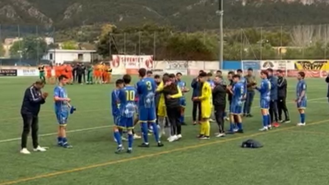 Enaitz6's tweet photo. Hoy un grande cuelga los guantes,
Toda una vida defendiendo nuestro escudo como el que más!
Gracias por tantos años! Ha sido un auténtico placer compartir tantas temporadas contigo! 
No es un adiós, es un hasta pronto y todos lo sabemos.
Te quiero amigo https://t.co/sGCgGHP3Jj