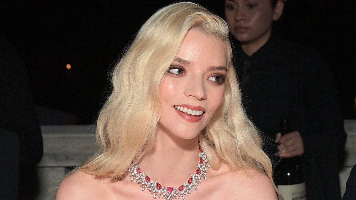 Anya Taylor Joy's pièce de résistance was her necklace, a fireworks explosion made with 52 carats of spinel and diamonds. vogue.cm/1X2Qm1s