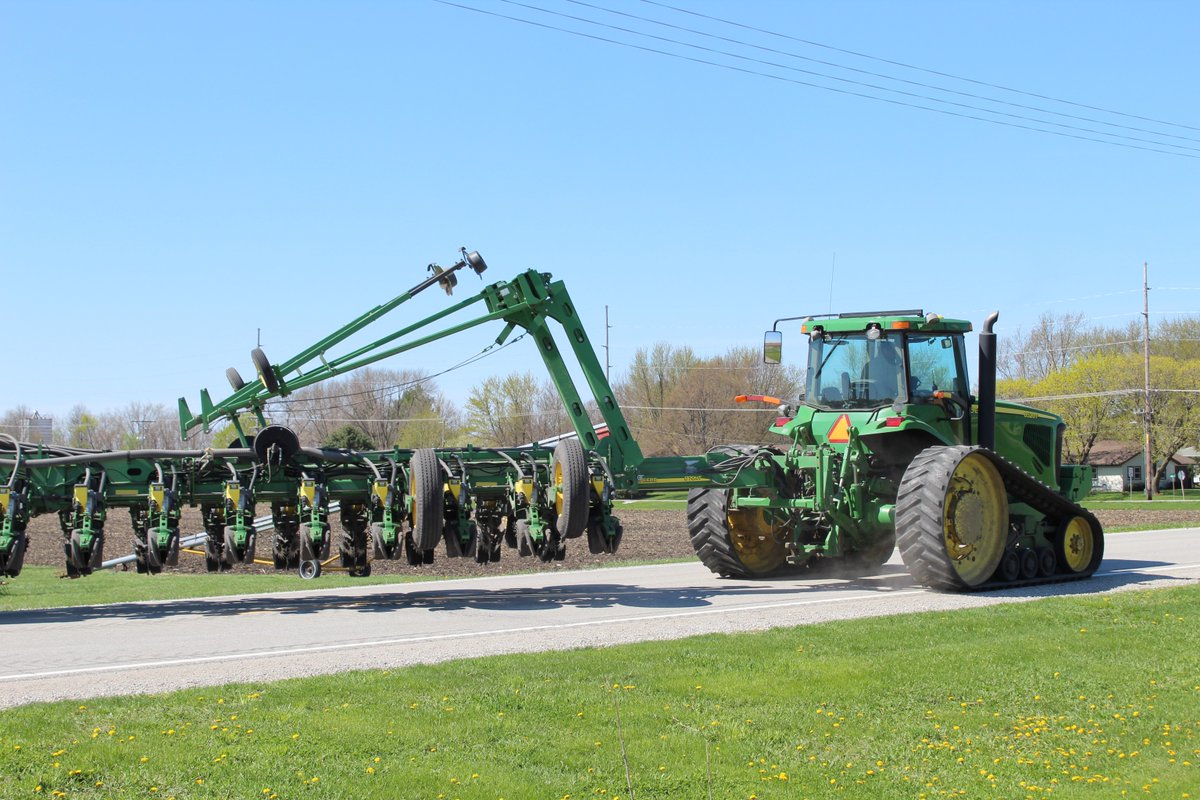 Planting season has begun with vigor, and it is crucial for motorists to be aware of safety precautions while sharing the roadways with farm machinery. extension.iastate.edu/news/roadway-s…