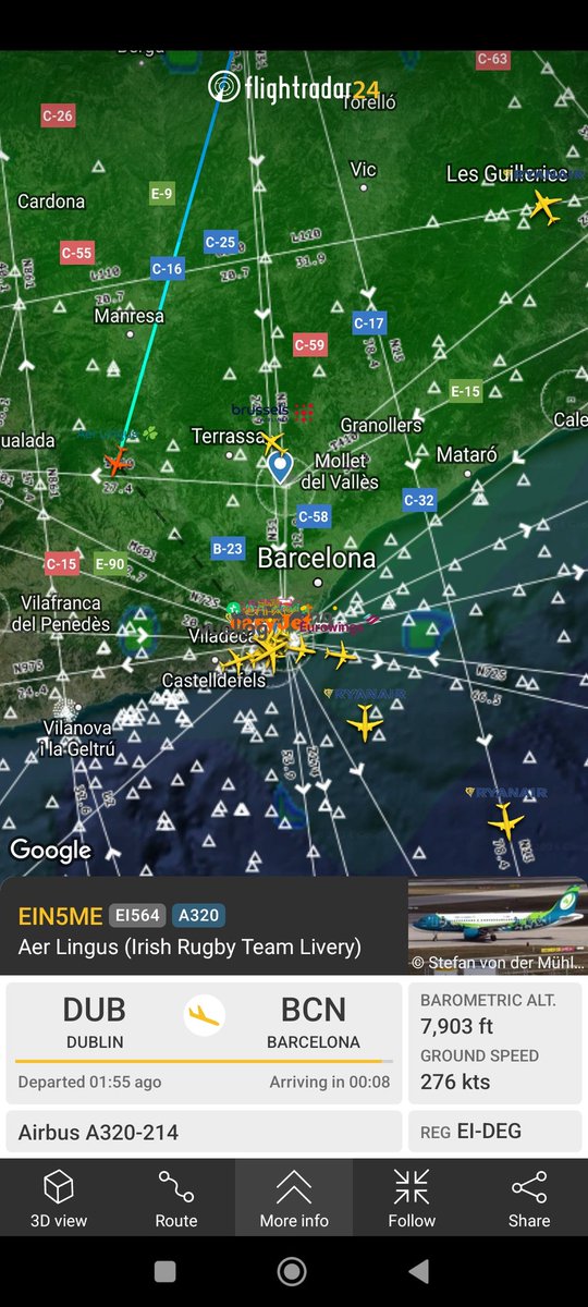 M'encanta el «spotting» a distancia. Darrerament no tinc sort, però ara mateix he enxampat tres avions a la vora de Barcelona: Croatia Airlines (m'encanta la seva lliurea, i volen amb A319), Brussels Airlines gairebé nou amb la lliurea de Tomorrowland, i Aer Lingus del Rugby EI!