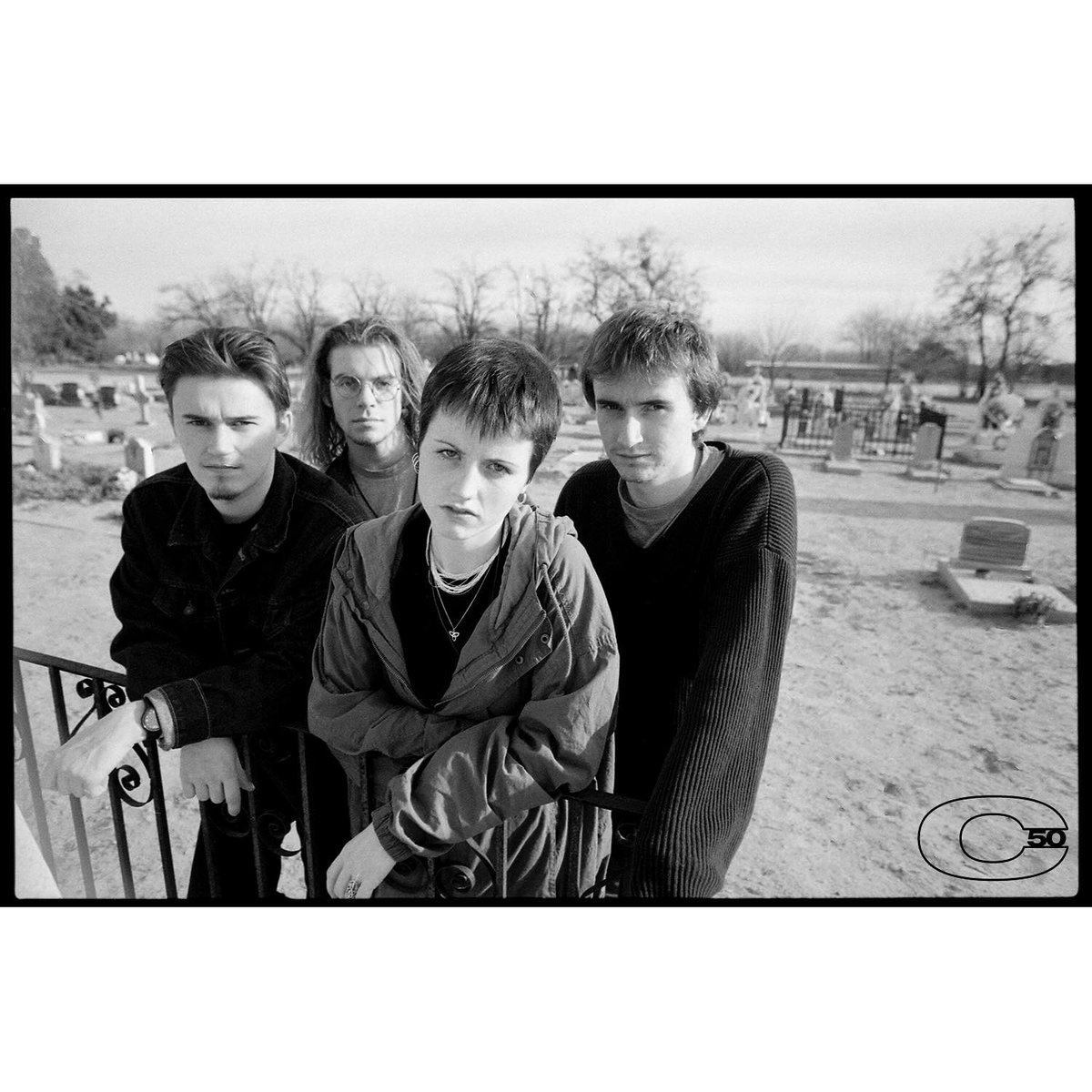 Rare photo! Las Cruces, NM, 1993
#TheCranberries #ChrisCuffaro
instagram.com/p/C6Kn5mqJUF-/