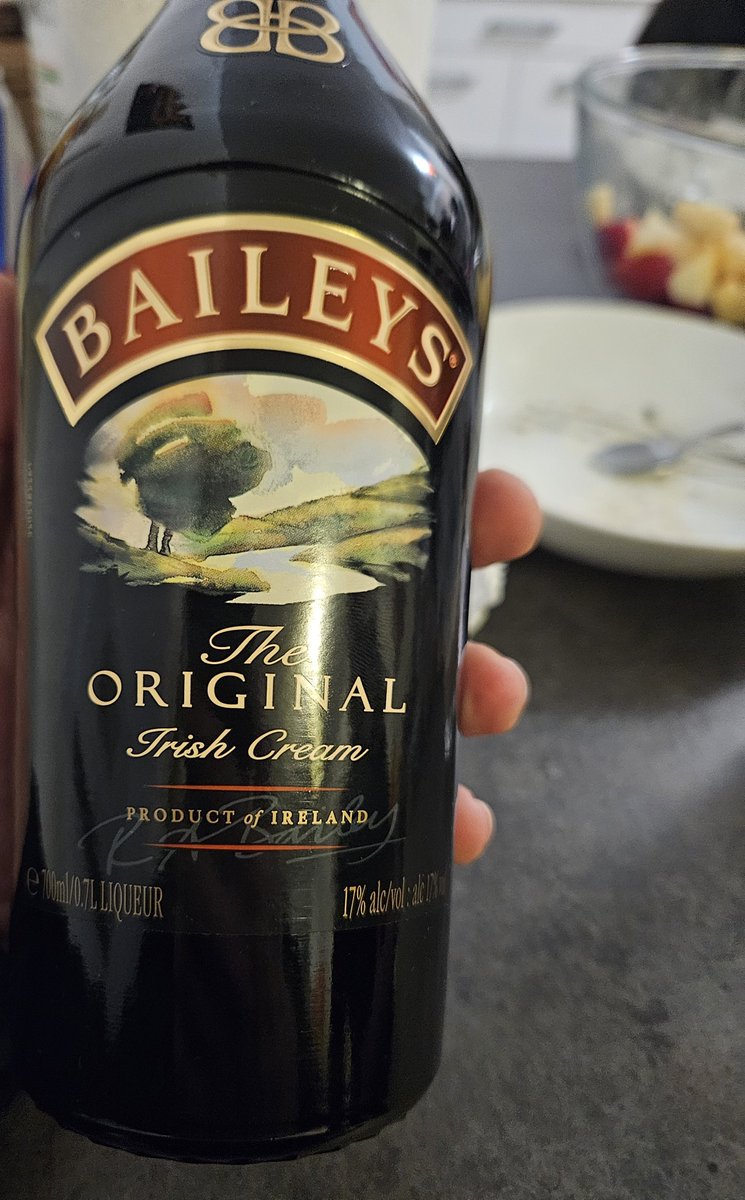 Zariannn's tweet photo. Je ne bois quasiment pas et uniquement en soirée (événement rare aussi), ma culture de l'alcool est donc faible, mais un ami m'a fait goûter ça... Une révélation 🙀 https://t.co/5HPFJeVwEn