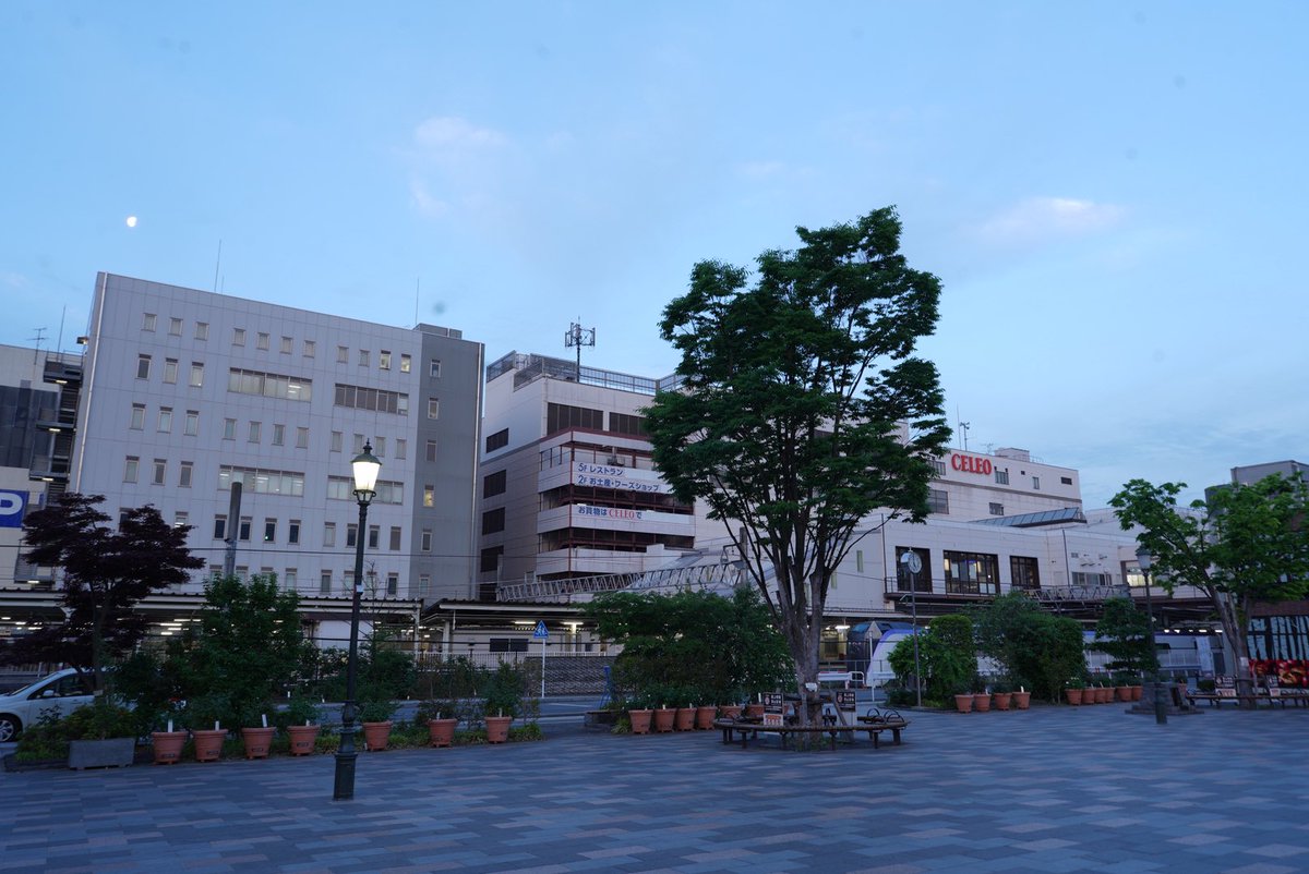甲府駅北口　駅ビルとあずさ　お月さんわかりますか？