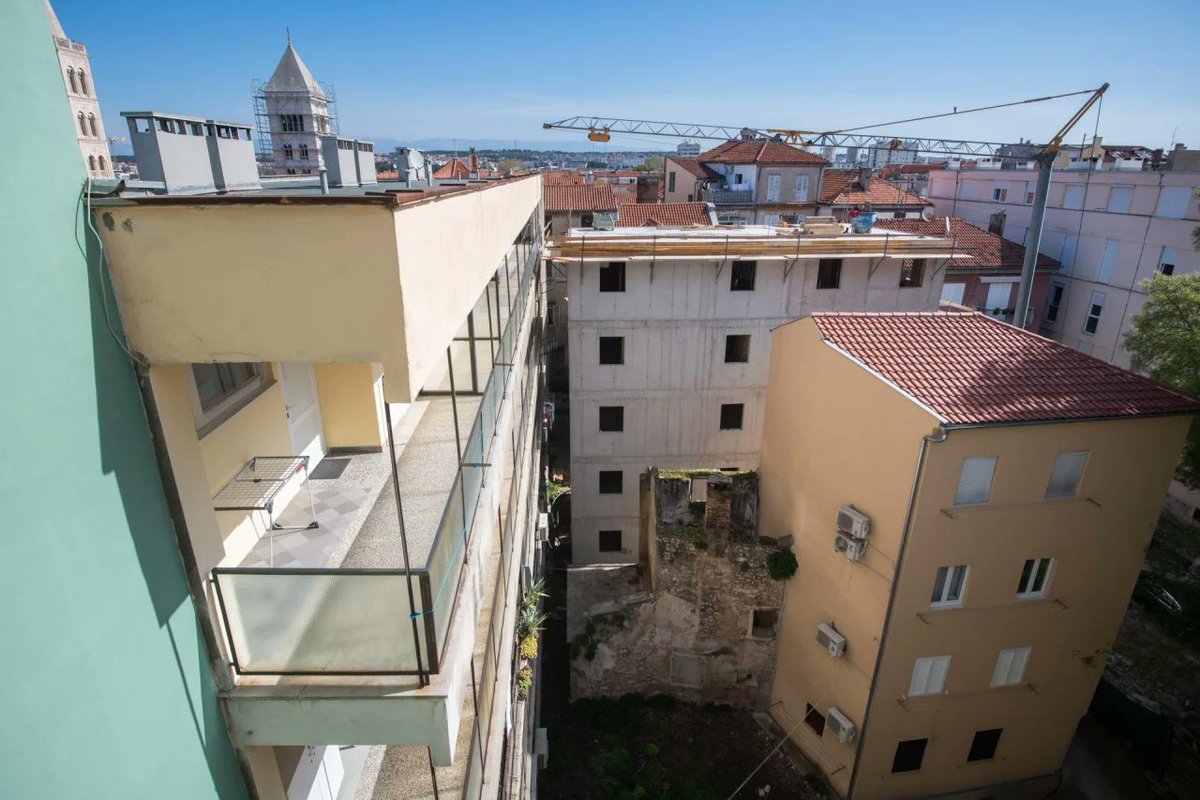 Proslavljeni zadarski košarkaš Marko Popović gradi hotel u Zadru unutar povijesno zaštićene jezgre. Mimo svih arhitektonskih pravila. To je Zadar na HDZ-ov način. Pogodovanje, kršenje zakona i kriminal na svakom koraku.