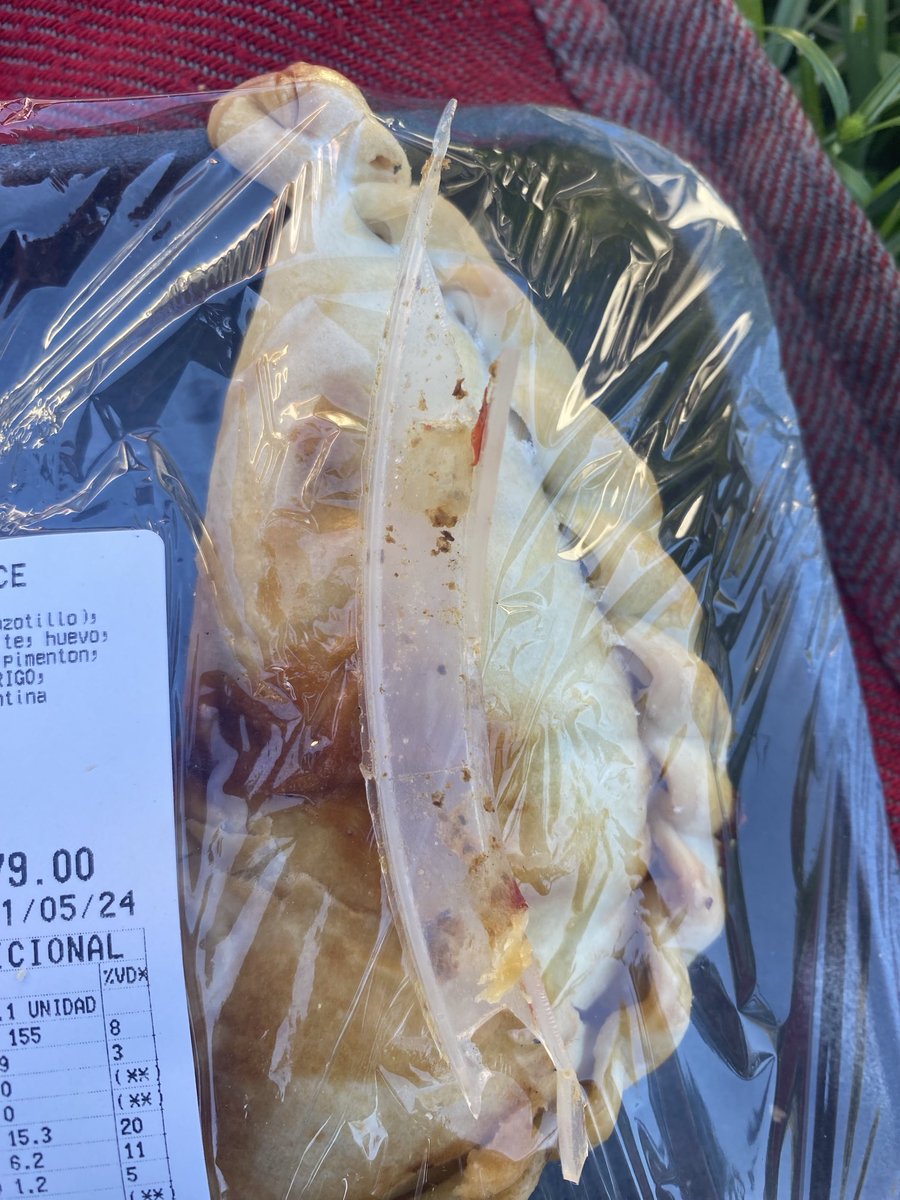 ⁦<a href="/Coto_Ar/">COTO</a>⁩ 7 cm de plástico con puntas dentro de sus empanadas de carne, capaz de provocar la Internacion de cualquiera. Desearía saber que van a hacer al respecto y si tengo q pagar por el plástico sorpresa.