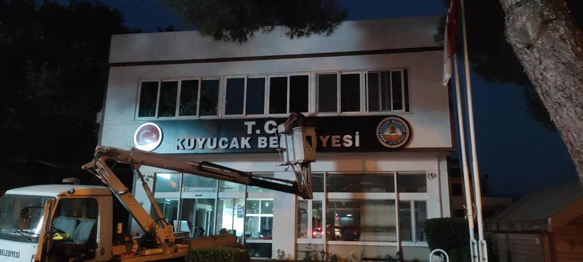 AKP’den CHP'ye geçen Aydın Kuyucak Belediyesi'ne T.C. tabelası asıldı.