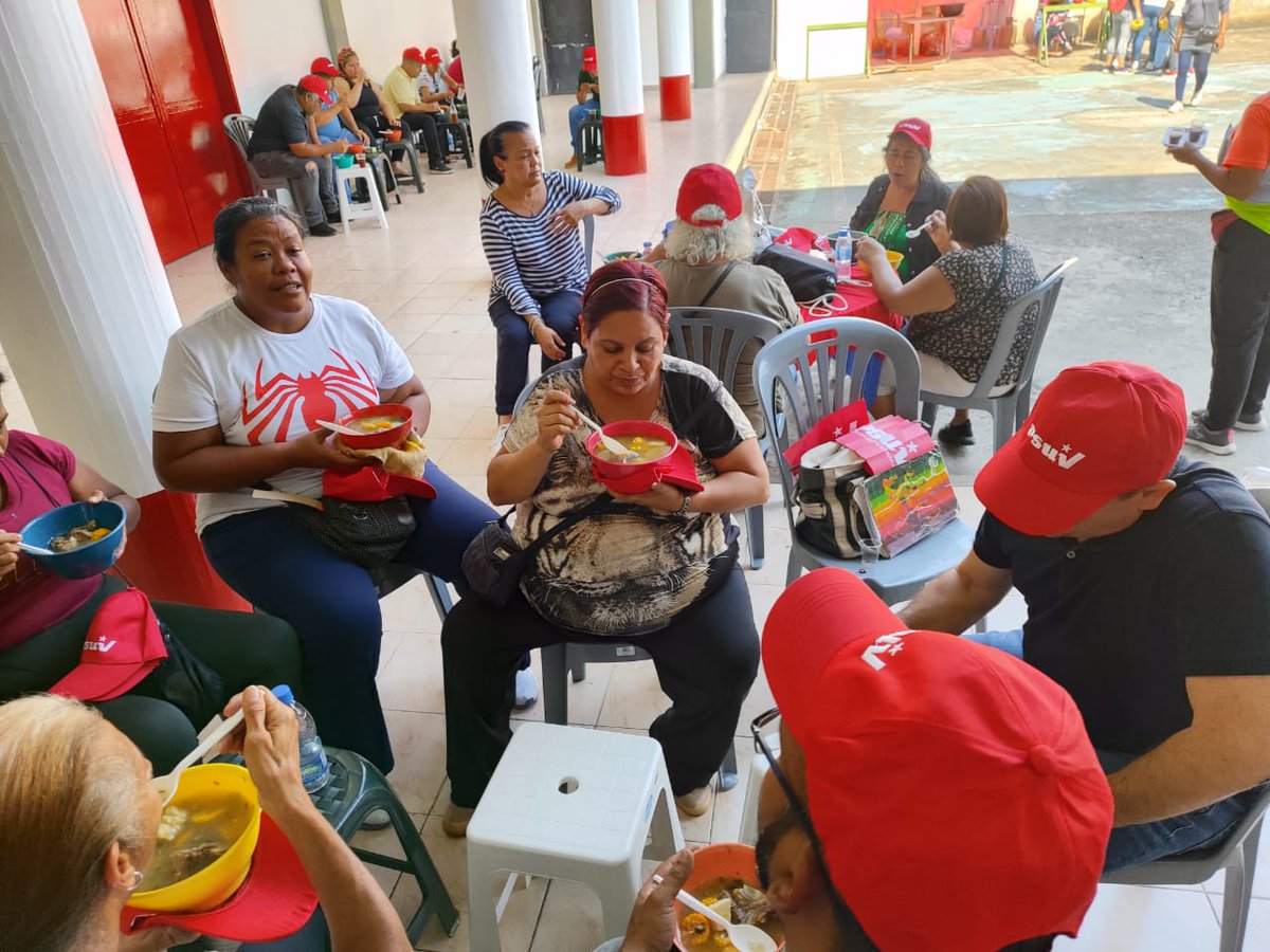 WuikelmanAngelP's tweet photo. Junto a los y las liderezas del Eje 18 de la parroquia Sucre #Catia compartiendo un sabrosa sopa dominguera al calor del compromiso revolucionario 

#UniónYAcciónPatriótica https://t.co/Y2ybejaTjY