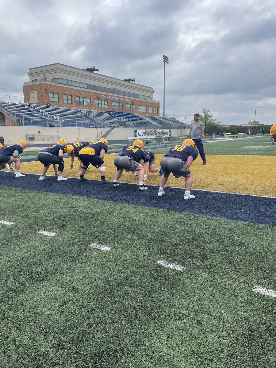 Thank you to <a href="/Coachragone/">David Ragone</a> for inviting me up to check out <a href="/AugieILfootball/">Augustana Football</a>! Loved checking out the facilities and talking with the players.