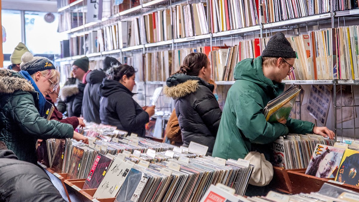 Just discovered a gem in Lincoln Park!  Dave's Records, a haven for vinyl lovers since 2002, captures the spirit of a bygone era with its unique, eclectic vinyl collection. #ChicagoMusic #VinylRevival