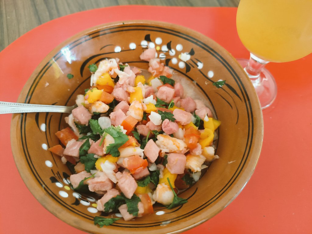 Feliz Tarde!!! Espero que se encuentren bien!!! Miren que delicia 😋....... Ceviche de atún con camarón ( poquito porque no vaya ser y me de alergia 🥴) Saludos y éxitos para ustedes #TropaSandinista