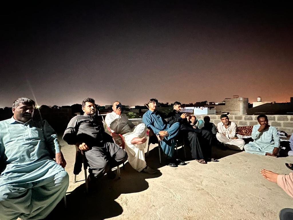 KhurramBhatti01's tweet photo. فہد شفیق ، یعقوب خاصخیلی اور زوہیب خان کے ہمراہ جام کندہ کے پارٹی کارکنوں اور رہائشیوں سے ملاقات بجلی کے مسائل پر گفتگو
#PS86 https://t.co/ECssIC2UR8