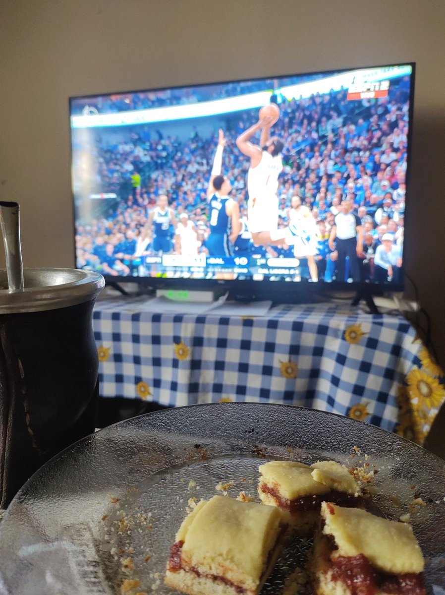 Domingo de NBA con mates🧉 y pastafrola..mirando playoffs Mavs vs Clippers🏀 relatado por los cracks @soyleomontero @SoyElChapu #NBAxESPN