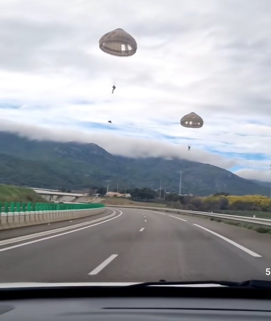 Mir sind auf der Autobahn zwei dicke Brummer ins Auto gesegelt.
Wie bekommt man die wieder vom Auto ab?
@grndmstrfesxh, gibt's da irgendein Hausmittel um die Dudes los zu werden? Einer sagte er wohnt jetzt in meinem Auto und beide fordern konstant Monster...