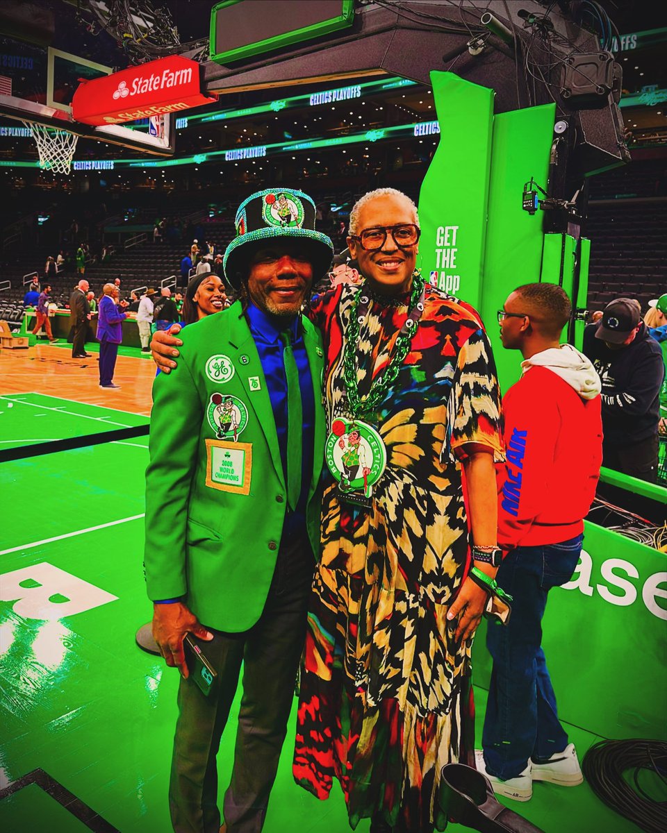 Celtics win, up 2-1
Bruins win, up 3-1
Red Sox win 17-0

Celtics. Bruins. Red Sox! 

It’s the most wonderful time of the year! 

I know Legendary #Celtics Superfan
Lynsdale Ford agrees! #billrussell #billrussellfinalsmvp