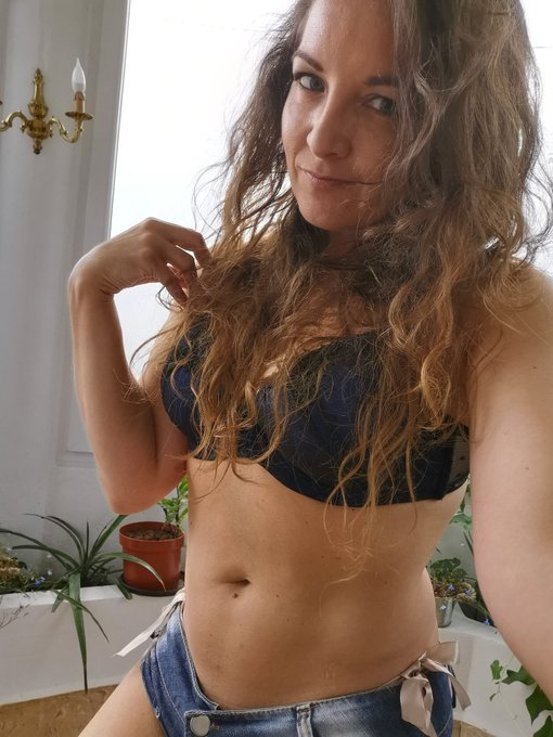 Qui dit samedi, dit ? 😁 WEBCAM avec moi 💋  Alors viens vite sur mon site https://t.co/u9hrfZOQGl 😍 https://t