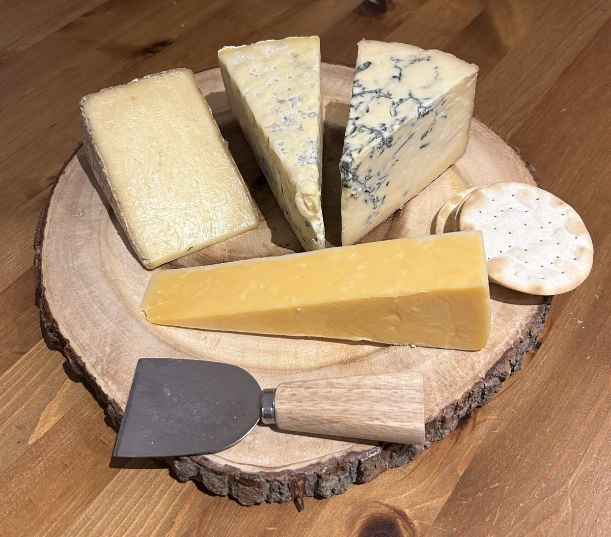 We have Nettlebed Creamery Witheridge in Hay, Cropwell Bishop Beauvale and Stilton, and Beltons Double Gloucester. A board of favourites #SundayCheese