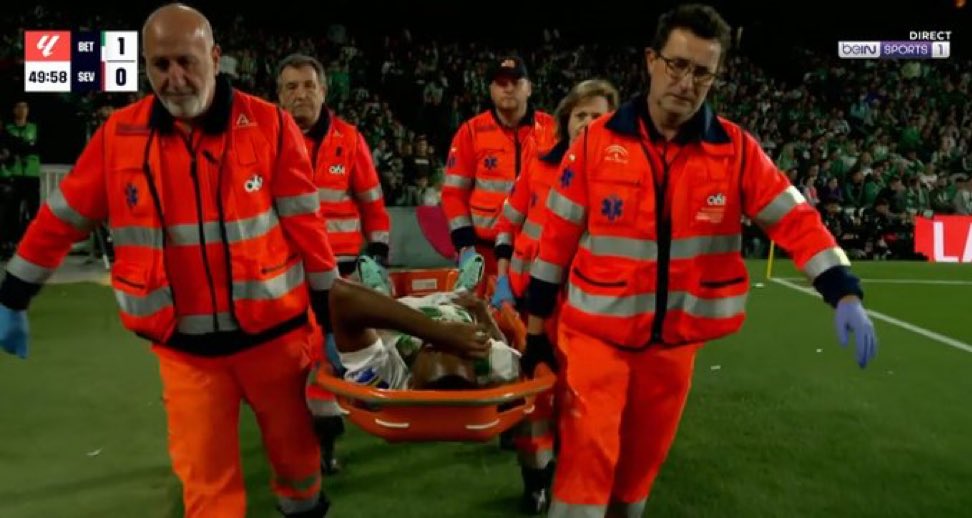 🚑 | Bakambu sort en civière. Ça paraît serieux…

#mobulute🐆