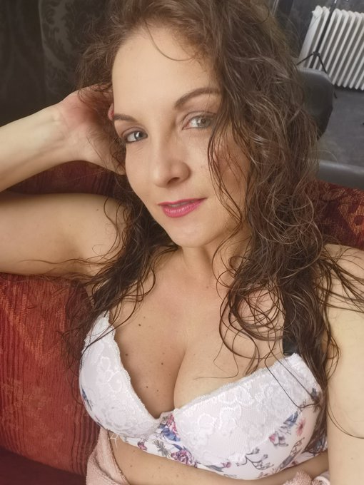 Qu'avez-vous de pr&eacute;vu ce soir ? 😋  Devine mon programme..... 😍💦🔥 https://t.co/tjh09qbU47