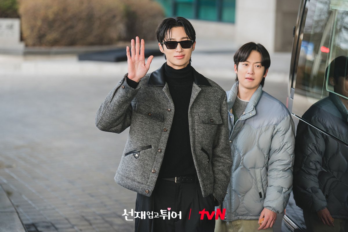 CJnDrama's tweet photo. 오늘 저녁 7화까지 숨 참고 솔선재 다이브🌊
물에 빠져도 POWER 당당 탑 아티스트 류.선.재

궁예 하려고 해도 쉽지 않은 美친 드라마🤦‍♀️

[월화] 저녁 8:50 | tvN
#선재업고튀어 #LovelyRunner https://t.co/E3lqIHg6sV