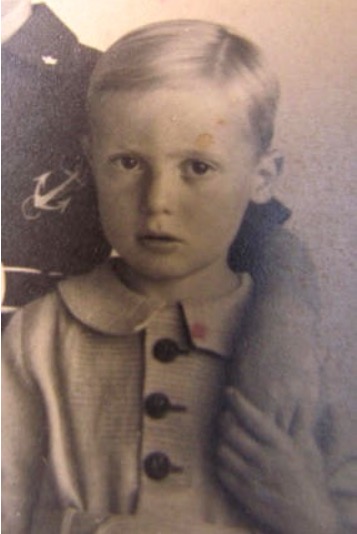 29 April 1935 | A Dutch Jew, Jacques Zeldenrust, was born in Rijswijk. He arrived at #Auschwitz on 5 March 1944 in a transport of 732 Jews deported from #Westerbork. He was among 477 people murdered in a gas chamber after the selection.
