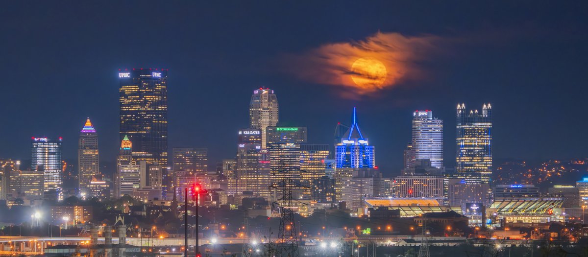 Finally getting around to some moonrise images from last week, starting off with this unique angle of #Pittsburgh. Though clouds on the horizon blocked the image I originally intended, the moon looked incredible as it finally emerged above them. The glow was just so cool.