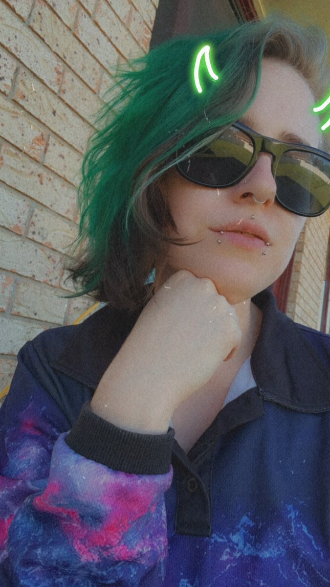 MummyCasper789's tweet photo. Enjoying the sun absolutely feeling myself with this green hair 😍 bout to mow the lawns what better way to make my feet all dirty on a Monday https://t.co/cG9EErWnsa