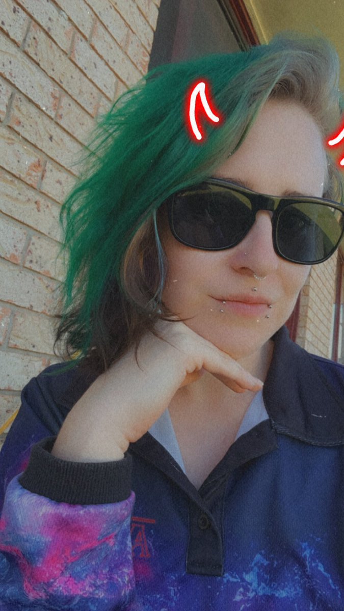 MummyCasper789's tweet photo. Enjoying the sun absolutely feeling myself with this green hair 😍 bout to mow the lawns what better way to make my feet all dirty on a Monday https://t.co/cG9EErWnsa