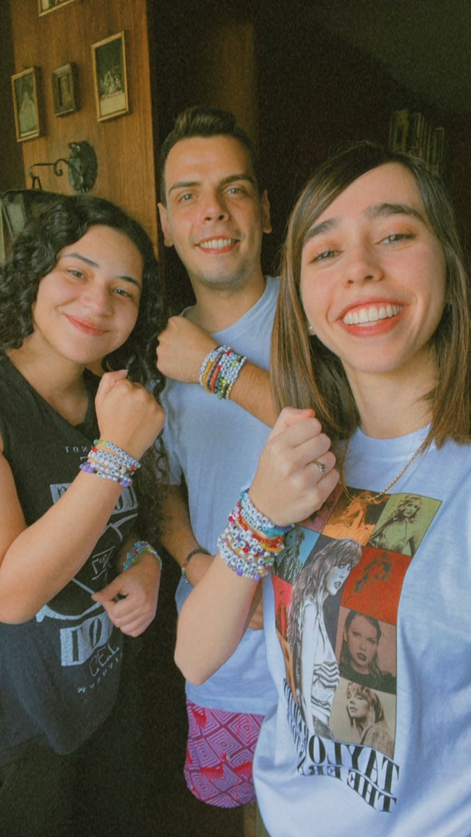 valedesousa97's tweet photo. Que bonito ser swiftie en esta época 🥺💜💛💚 https://t.co/c5LcpAqxoW