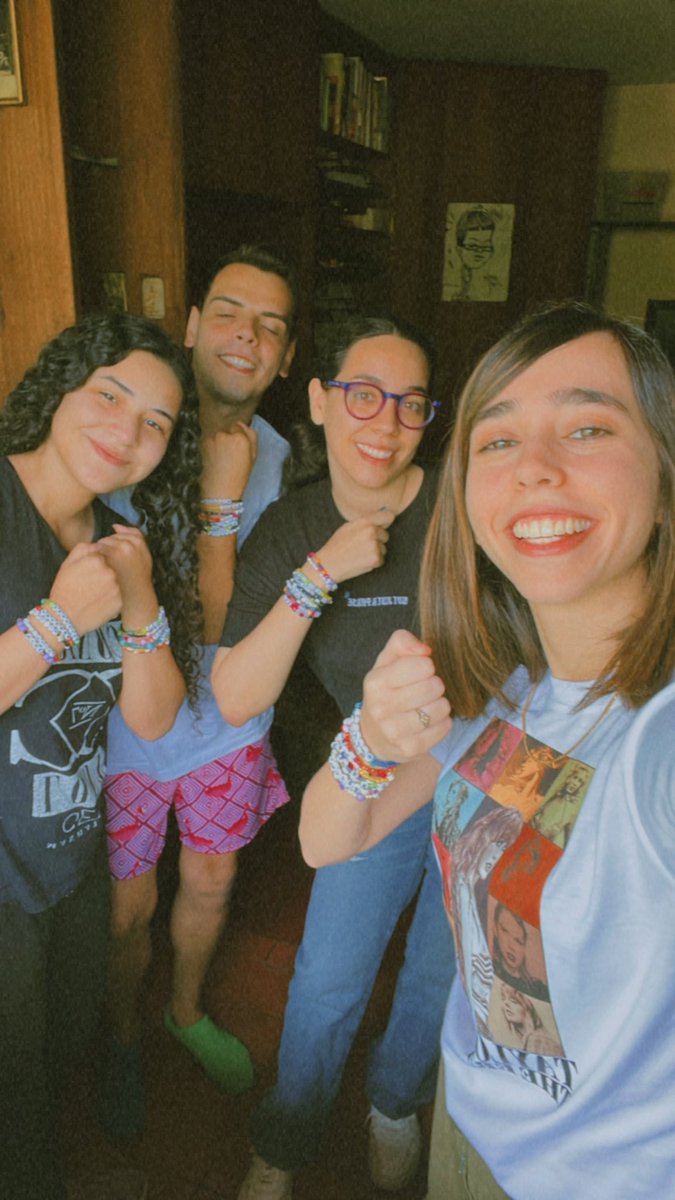 valedesousa97's tweet photo. Que bonito ser swiftie en esta época 🥺💜💛💚 https://t.co/c5LcpAqxoW