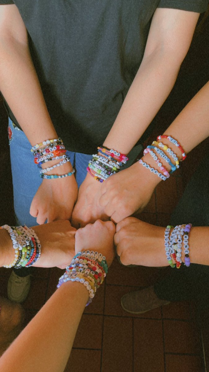 valedesousa97's tweet photo. Que bonito ser swiftie en esta época 🥺💜💛💚 https://t.co/c5LcpAqxoW