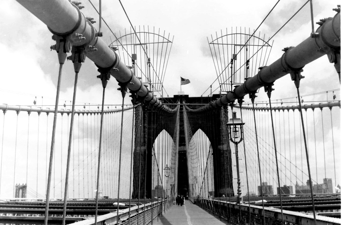 @historyinmemes Brooklyn Bridge, New York, 2000
