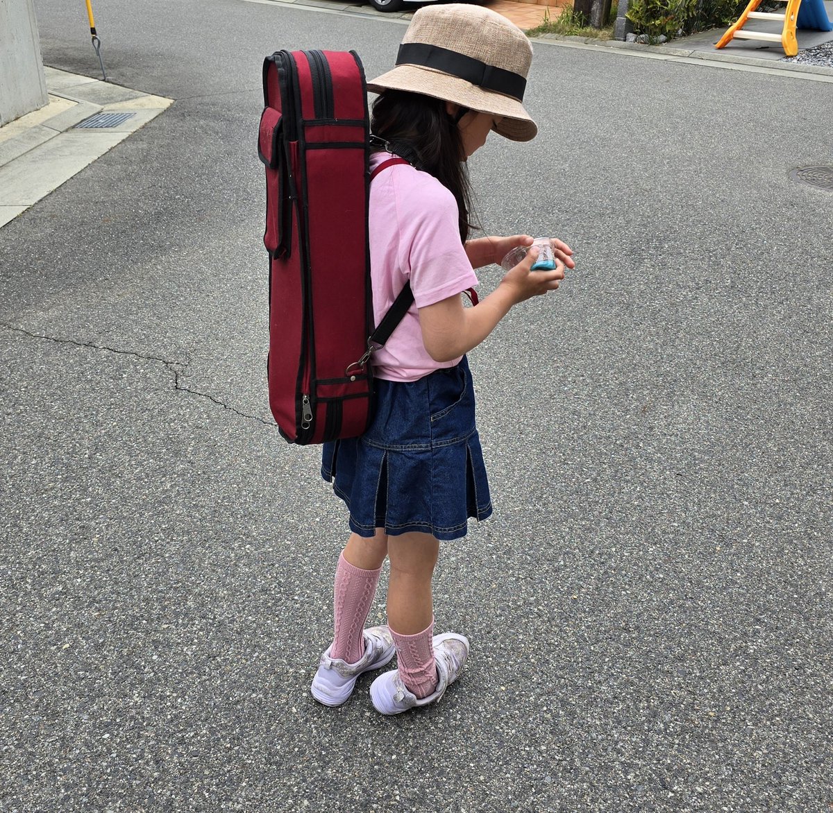 fiddlliar's tweet photo. ばぁばに預ける予定が全力で拒否されついてきた。まったく弾けないエセフィドラーです。
#seamountain https://t.co/kivvnjQiJr