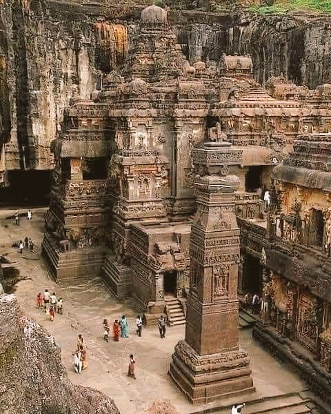 कैलाशा मंदिर,एलोरा,जो,फिर कभी नहीं बन सकता, पूरा मंदिर,बेसाल्ट बेड रॉक से ऊपर से नीचे तक काट दिया गया था, इस चमत्कार को बनाने के में,4लाख टन पत्थर खोदा गया था,आश्चर्य की बात है कि मंदिर के100किमी के दायरे में कोई मलबा नहीं मिला है। ये चिज़लों और हथौड़ों से ही नहीं बने थे। #शंभू