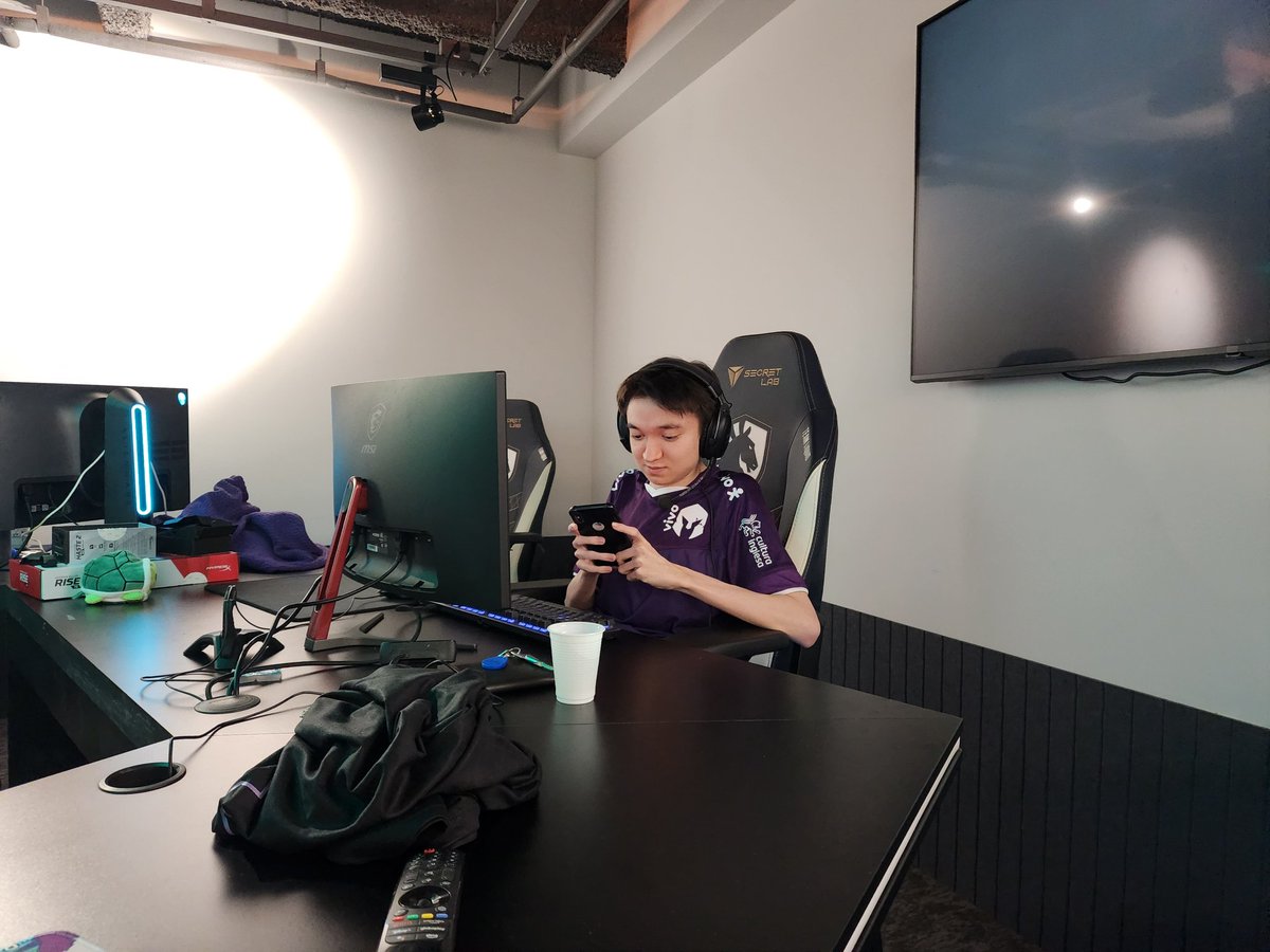 LOL my mid is checking his DM while qualify