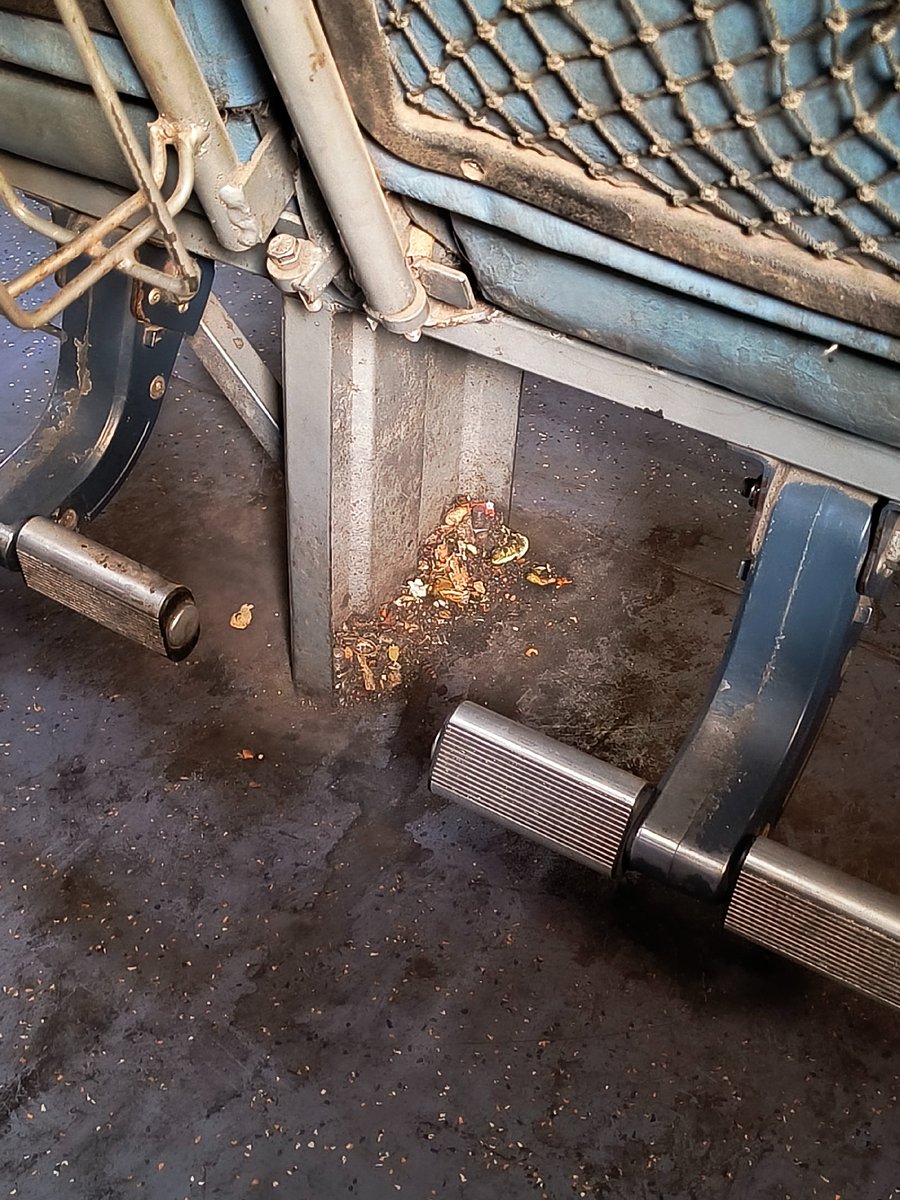 Shi_Gopal's tweet photo. This is a glimpse of cleanliness in the 12871-Titlagarh Ispat Express. Additionally, the train is late. Dear concerned officials kindly look into this matter. @IRCTCofficial @IndianRailMedia @RailMinIndia @EasternRailway  @drmhowrah https://t.co/nNAdjl6HAv