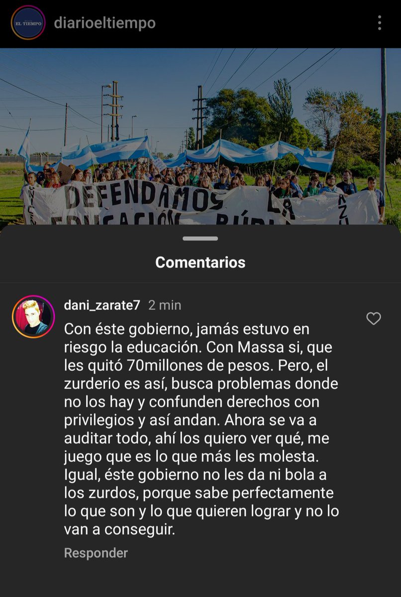 Nota en diario local sobre la #MarchaFederalUniversitaria en Azul. 
Comentario de azuleño cabeza de termo promedio = pelotudo de mierda ignorante y burro.