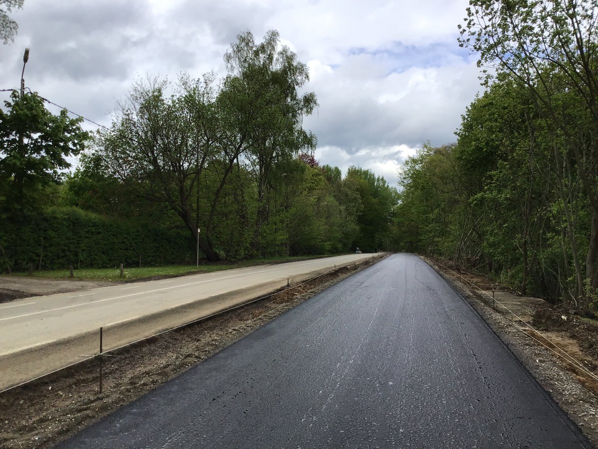 alechat1's tweet photo. Travaux de la #F204 sur le côté de la Vlierbeekberg - Update
La #cyclostrade est maintenant macadémisée.
C'est un billard...
😍😍😍
(vidéo suivra) https://t.co/4n398bDPpI