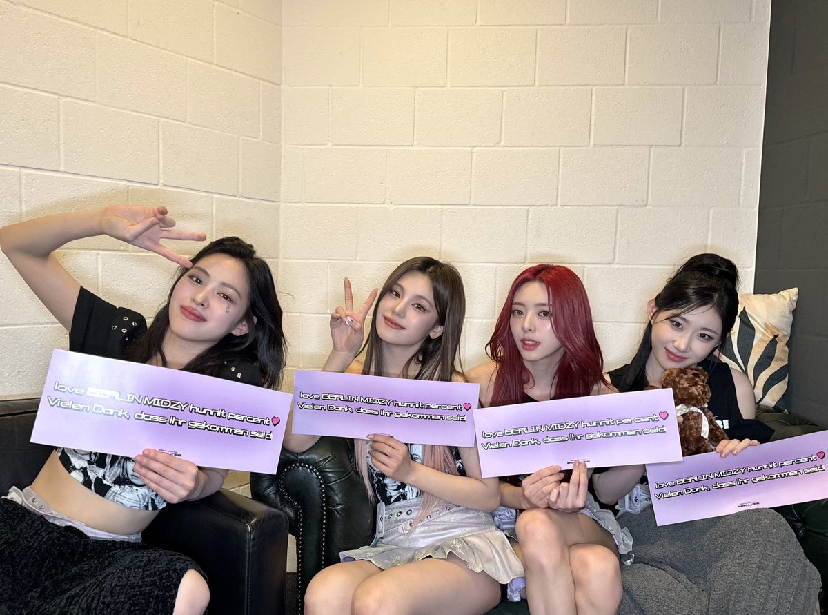 ITZYofficial's tweet photo. ITZY 2ND WORLD TOUR <BORN TO BE> in #BERLIN

Love BERLIN MIDZY hunnit percent💘
Vielen Dank, dass ihr gekommen seid

#ITZY #MIDZY @ITZYofficial
#ITZY_BORNTOBE 
#ITZY_WORLD_TOUR https://t.co/Mr5wd5hEdr