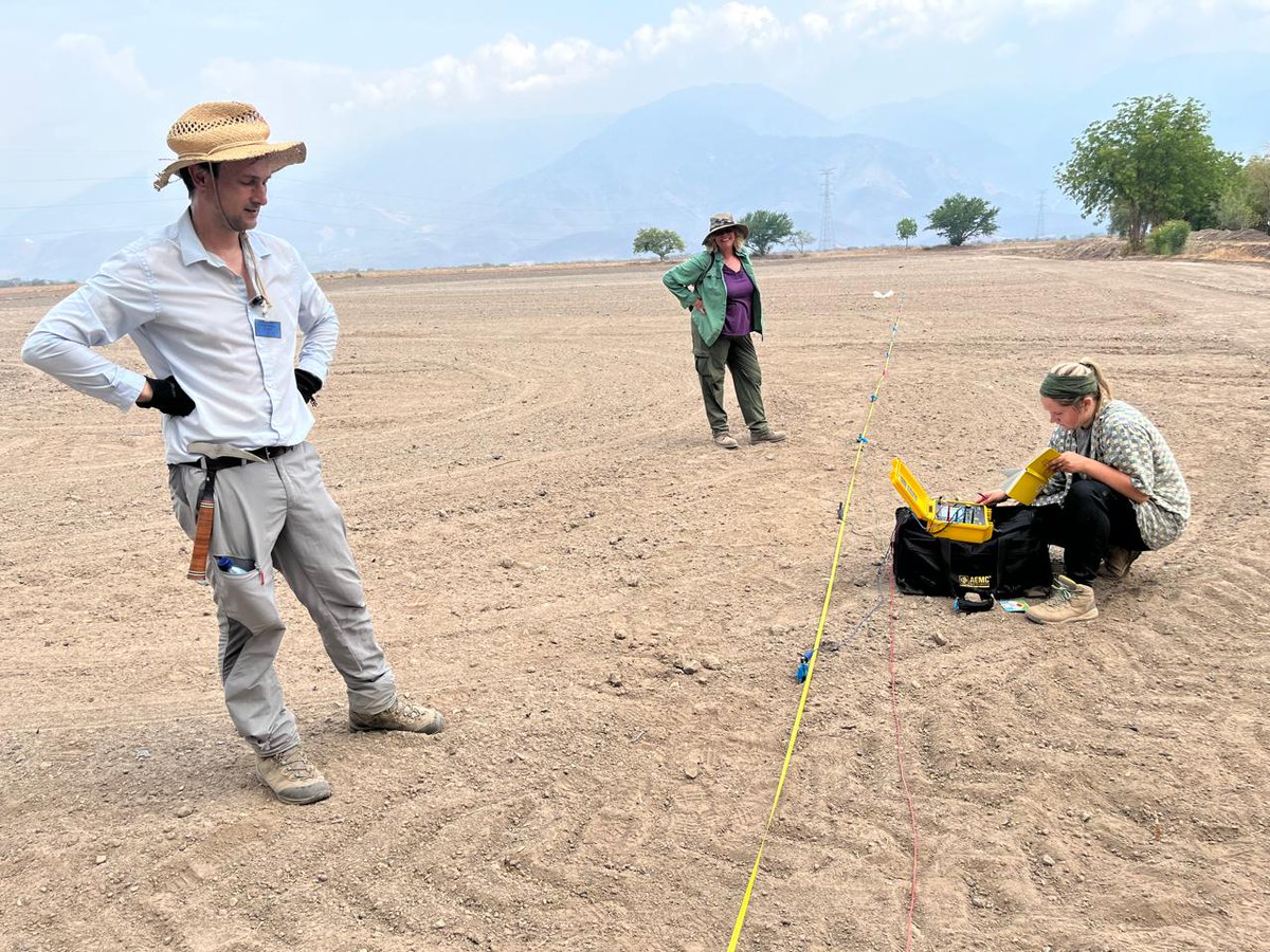I am in #Guatemala to trench the Motagua Fault. First day was all electrical resistivity tomography, ERT. Oh my, it's hot here. With Omar Flores, Tina Niemi, Aleigha Dollens. cc @guateologist @UniJena