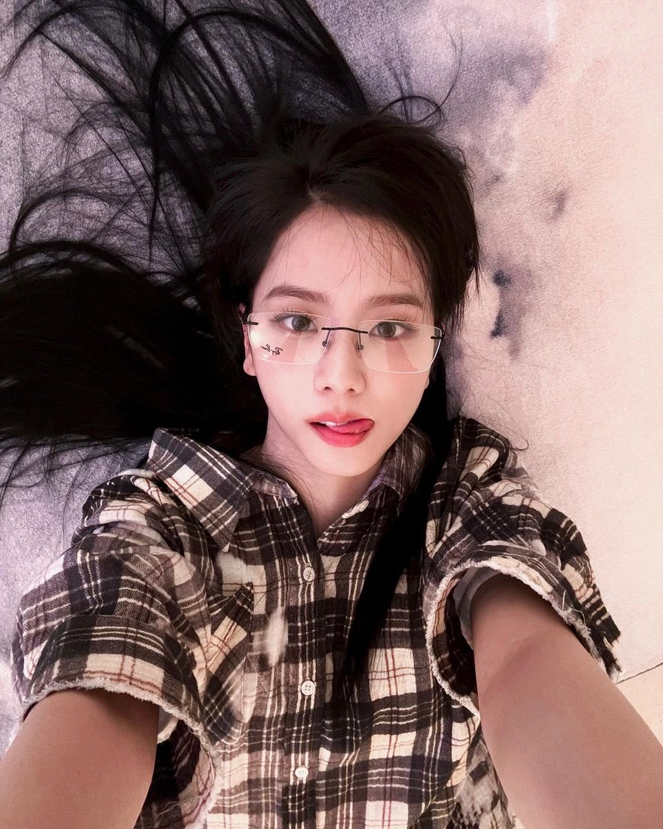 ForeverKimJisoo's tweet photo. [NAVER] #JISOOs geek chic look...dazzling visuals https://t.co/7RahqKfnll

#지수 #FLOWER #AllEyesOnMe @officialBLISSOO https://t.co/zHm3IItRx9
